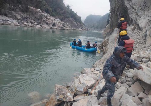 त्रिशूलीमा खसेको गाडी भेटियो, यात्रु खोज्दै गोताखोर टोली