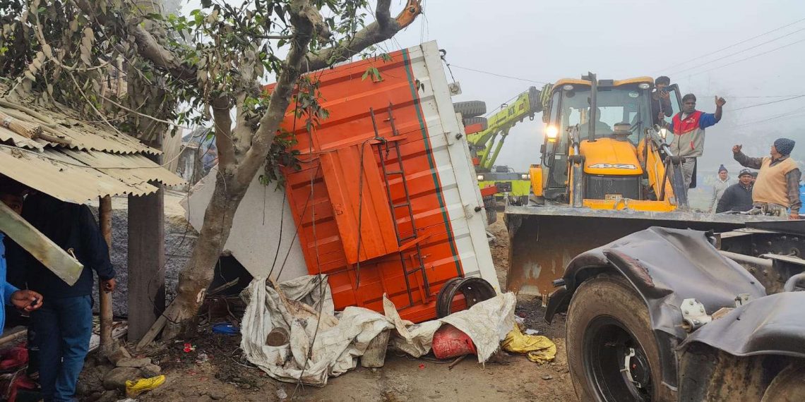 मोरङमा लहरी गाडी पल्टिँदा जुम्ल्याहा दाजुबहिनीसहित तीनजना बालबालिकाको ज्यान गयो