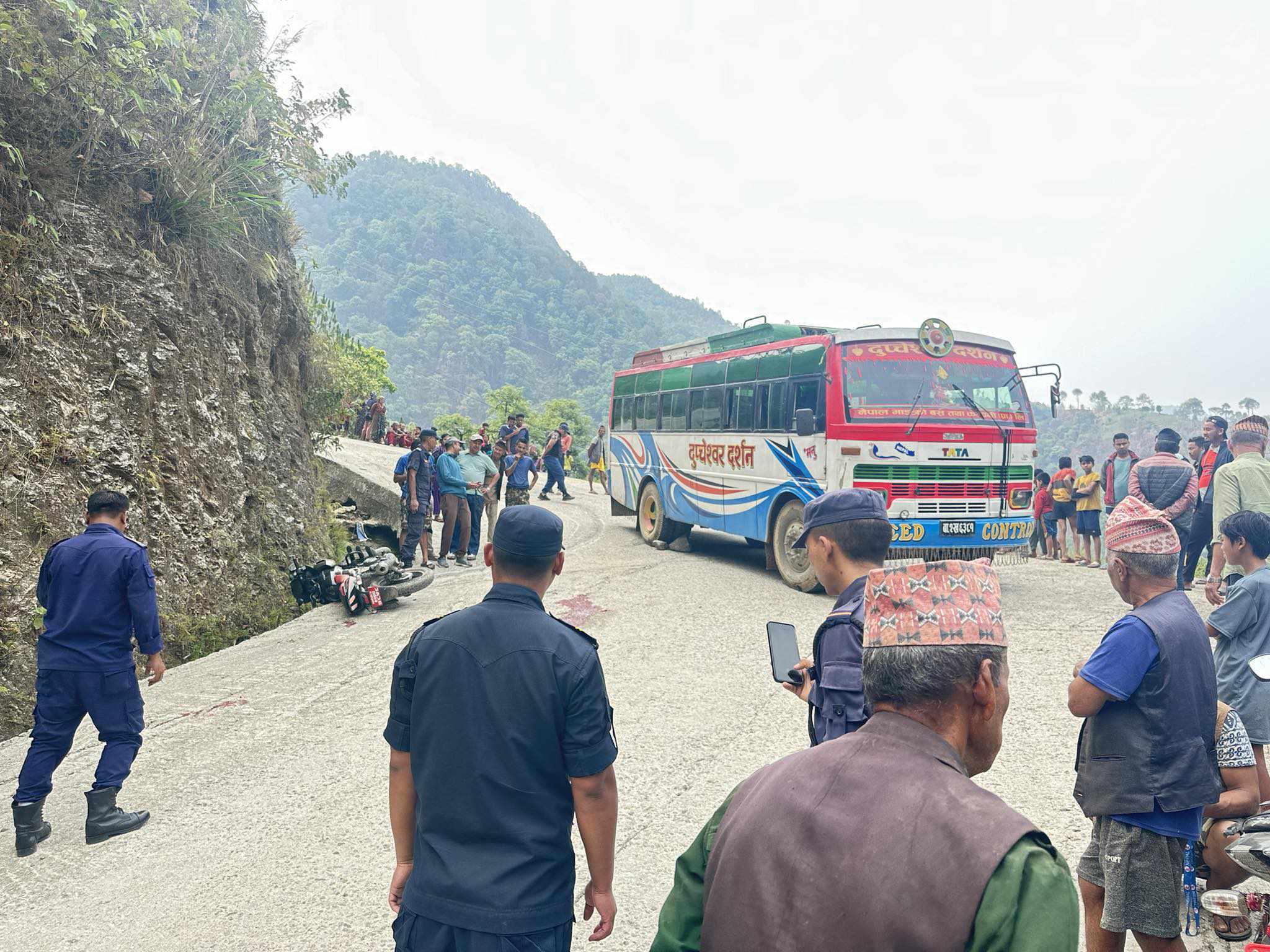 नुवाकोटमा बसको ठक्करबाट मोटरसाइकलमा सवार दुईजना घाइते