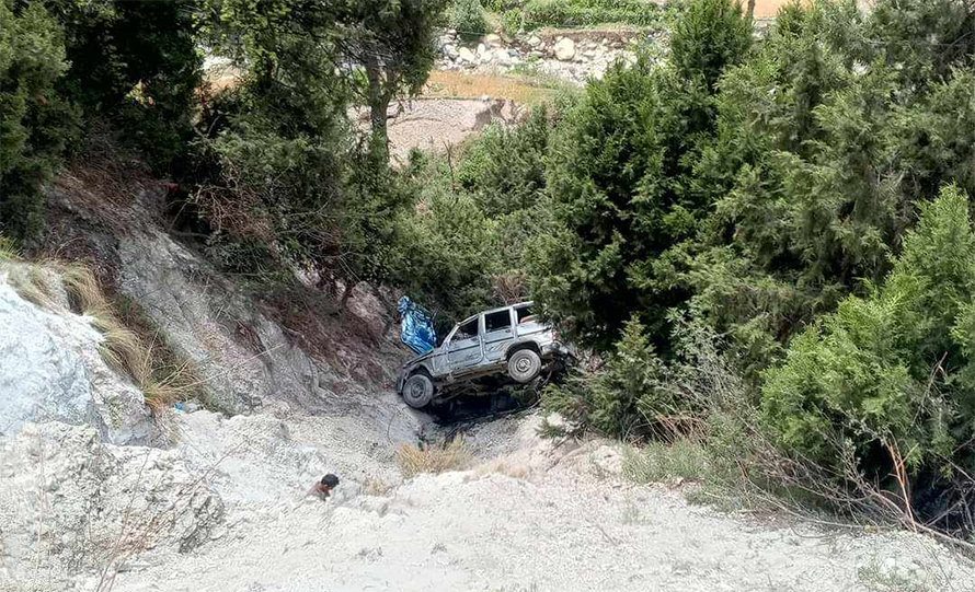 विद्यार्थी बोकेर रारा गएको जिप मुगुमा दुर्घटना हुँदा ११ जना घाइते