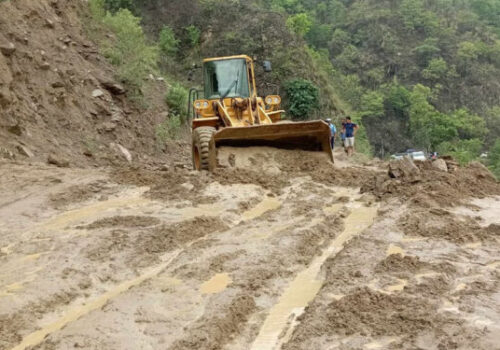 बाढी पहिरोले क्षति पुगेका ४४ सडकमध्ये २७ वटा सडक अझै अवरुद्ध