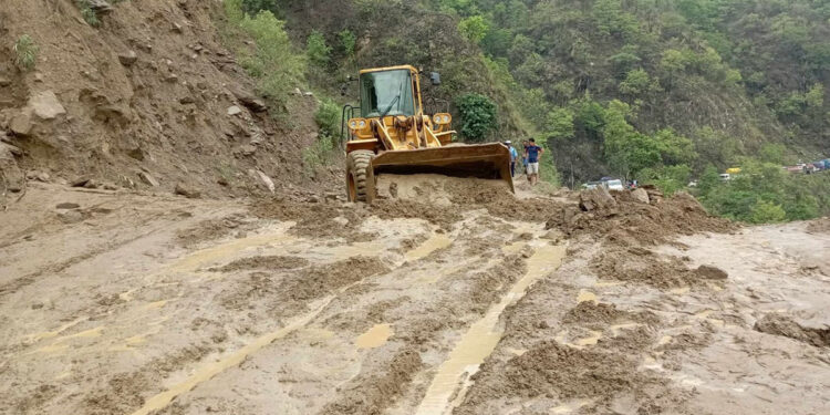 पहिरोका कारण बिपी राजमार्ग र मध्यपहाडी लोकमार्ग अवरुद्ध