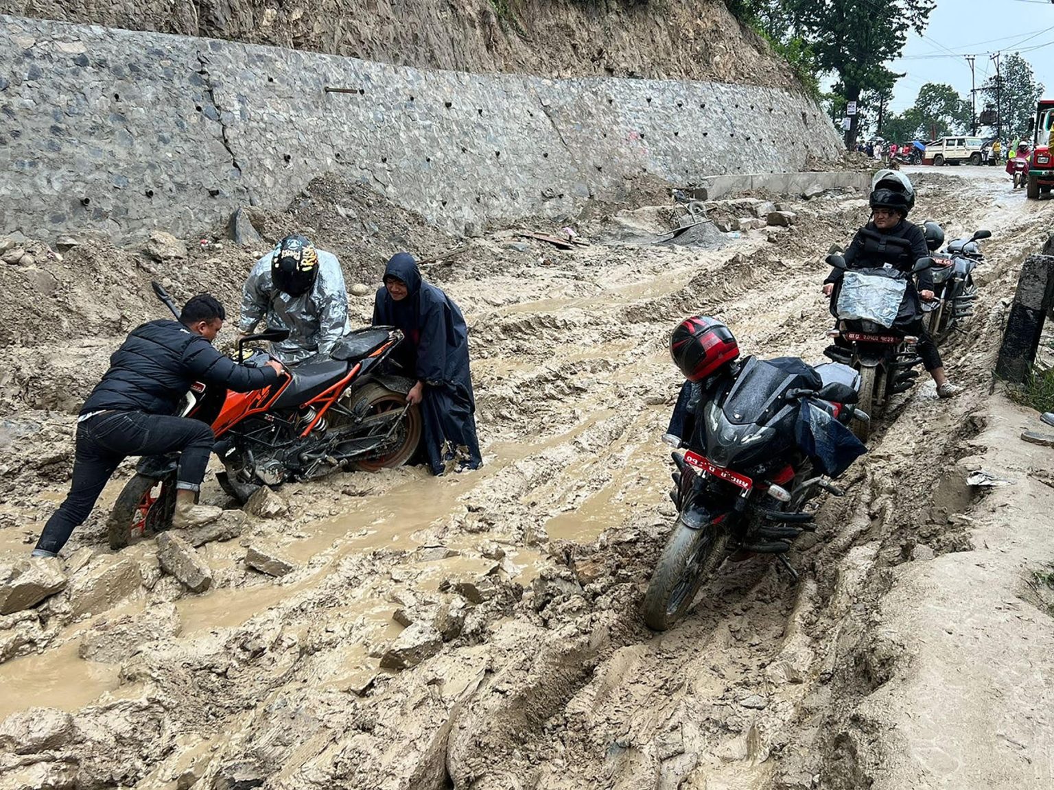 धुलिखेल–खावा सडकमा थप दुईदिन टिप्पर लगायत मालबाहक गाडी चलाउन रोक