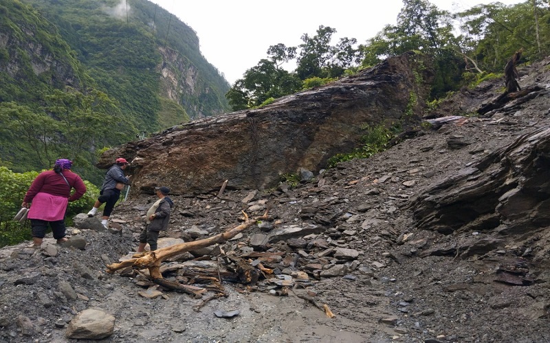 अविरल वर्षाले कर्णाली राजमार्ग अवरुद्ध