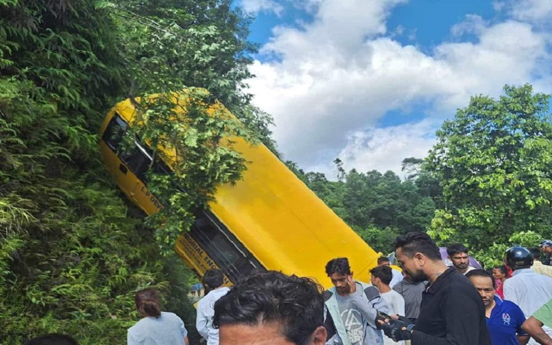 पोखरा स्कुल बस दुर्घटनाः आमा छोराको ज्यान गयो