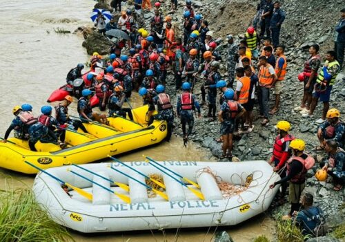 त्रिशूली नदीमा हराएका बस र यात्रुको खोजीमा जुट्यो भारतीय उद्धारकर्ताको टोली