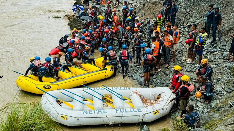 त्रिशूली नदीमा हराएका बस र यात्रुको खोजीमा जुट्यो भारतीय उद्धारकर्ताको टोली