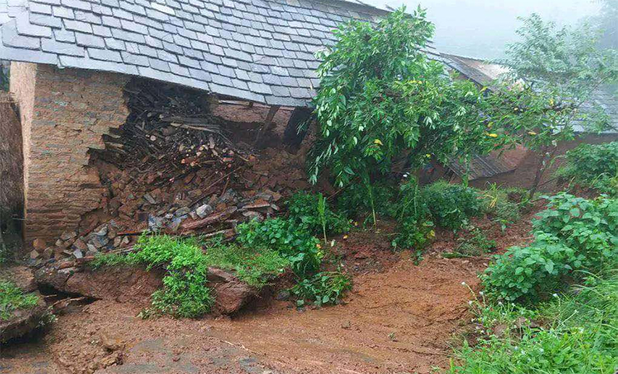 बागलुङमा पहिरोमा परेर ८ जनाको ज्यान गयो