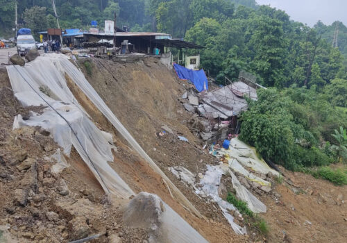 दाउन्नेमा भासिएको सडक मर्मत गर्न दिउँसो एक बजेसम्म यातायात सञ्चालनमा रोक