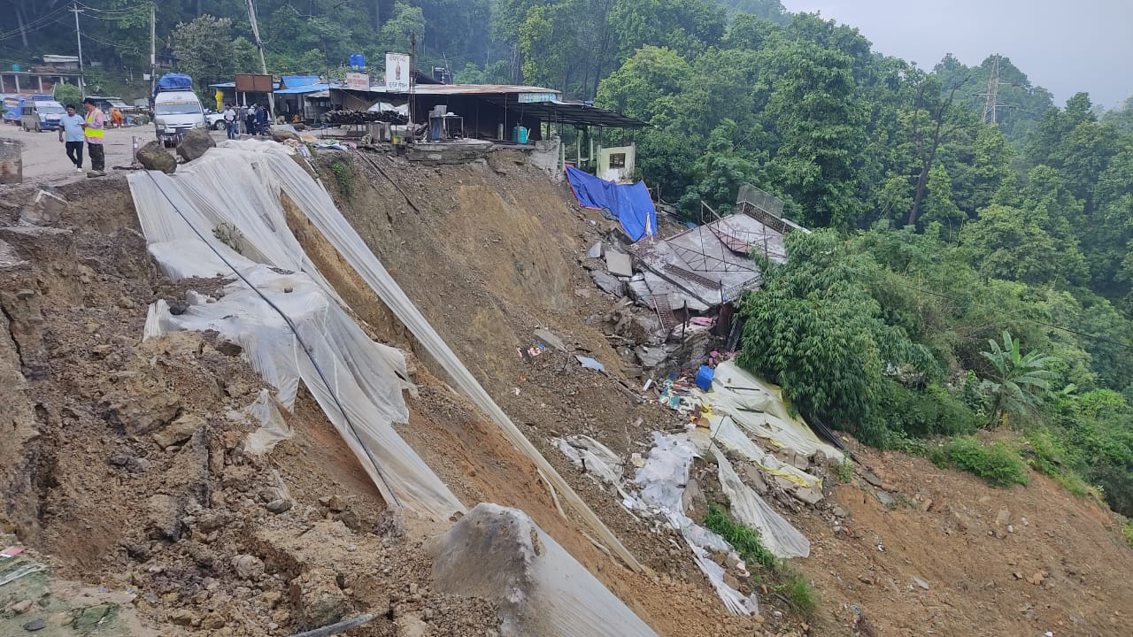 दाउन्नेमा भासिएको सडक मर्मत गर्न दिउँसो एक बजेसम्म यातायात सञ्चालनमा रोक