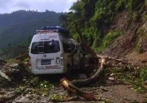 गजुरीमा गुडिरहेको माइक्रोमाथि सुख्खा पहिरो खस्यो, १० जना घाइते