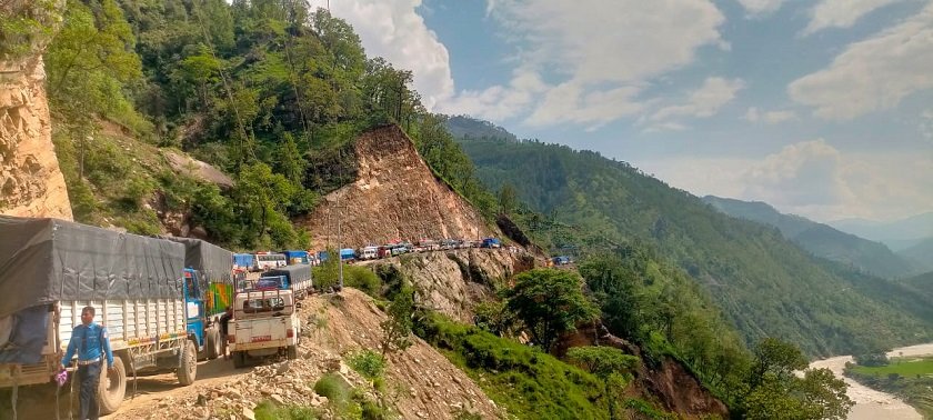 कर्णाली राजमार्ग अवरुद्ध हुँदा करोडौं मूल्यको स्याउ अलपत्र