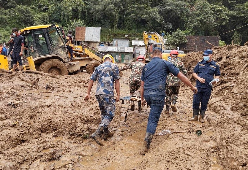 बाढी पहिरोबाट धादिङमा ३९ जनाको मृत्यु, राजमार्गको यात्रा ज्यानकै बाजी