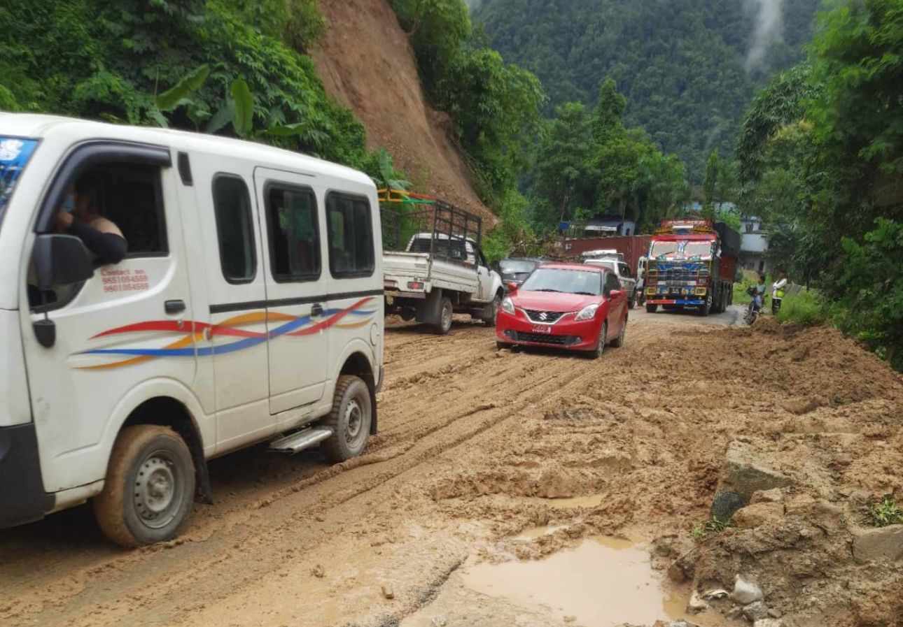 पहिरोले अवरुद्ध पृथ्वी राजमार्ग दुईतर्फी खुल्यो