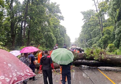 रुख ढलेर अवरुद्ध भएको नारायणगढ–मुग्लिन सडक खुल्यो