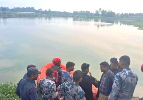 कार पोखरीमा खस्दा २ जनाको मृत्यु