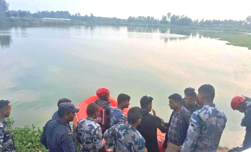 कार पोखरीमा खस्दा २ जनाको मृत्यु