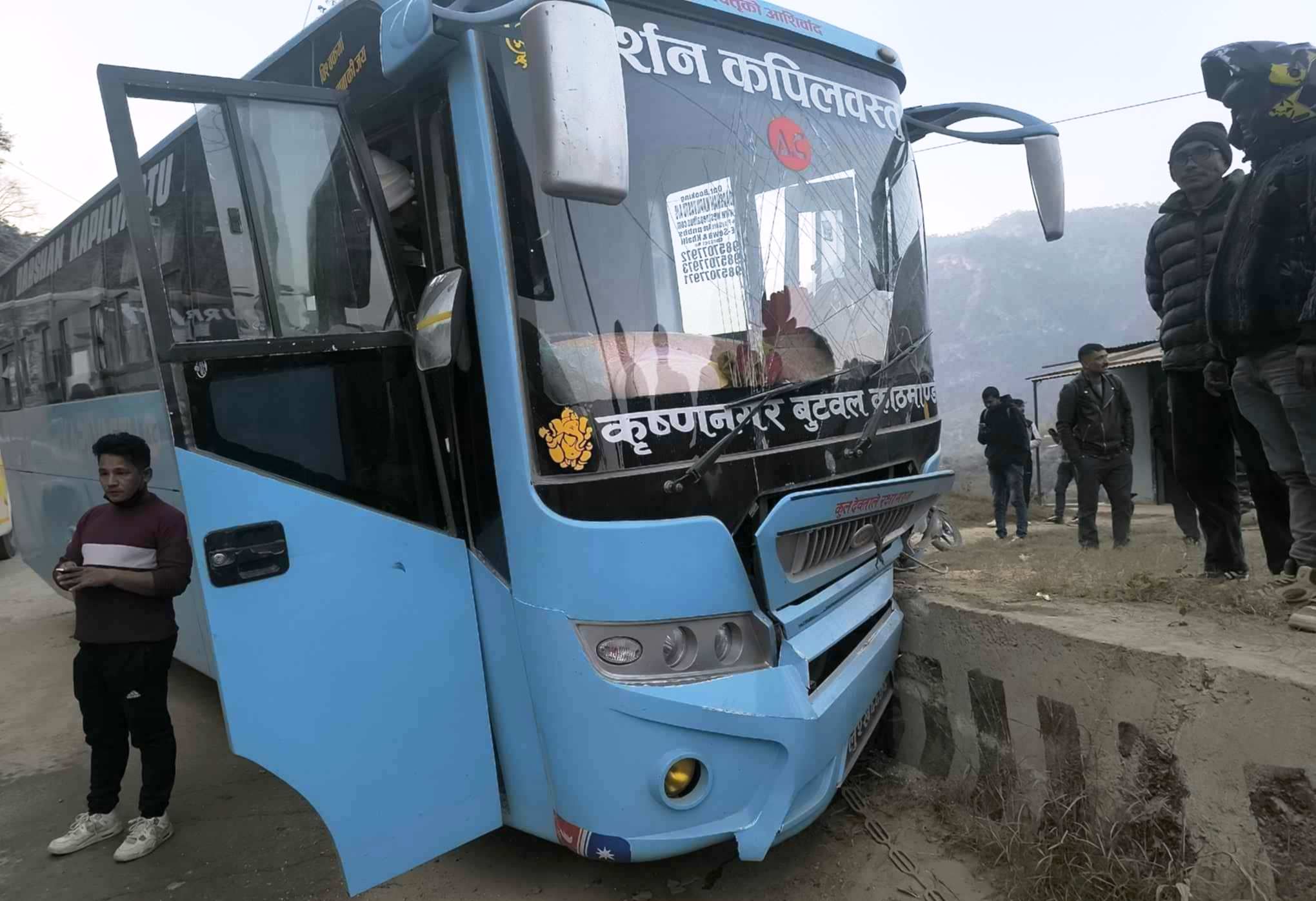 धादिङमा बस दुर्घटना हुँदा ८ जना घाइते